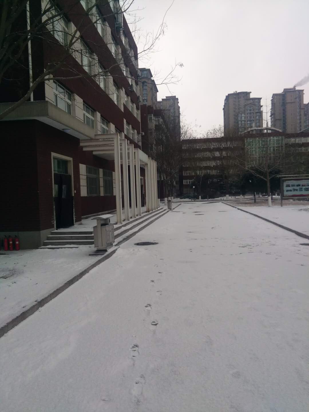 北校区教学楼前走道.jpg