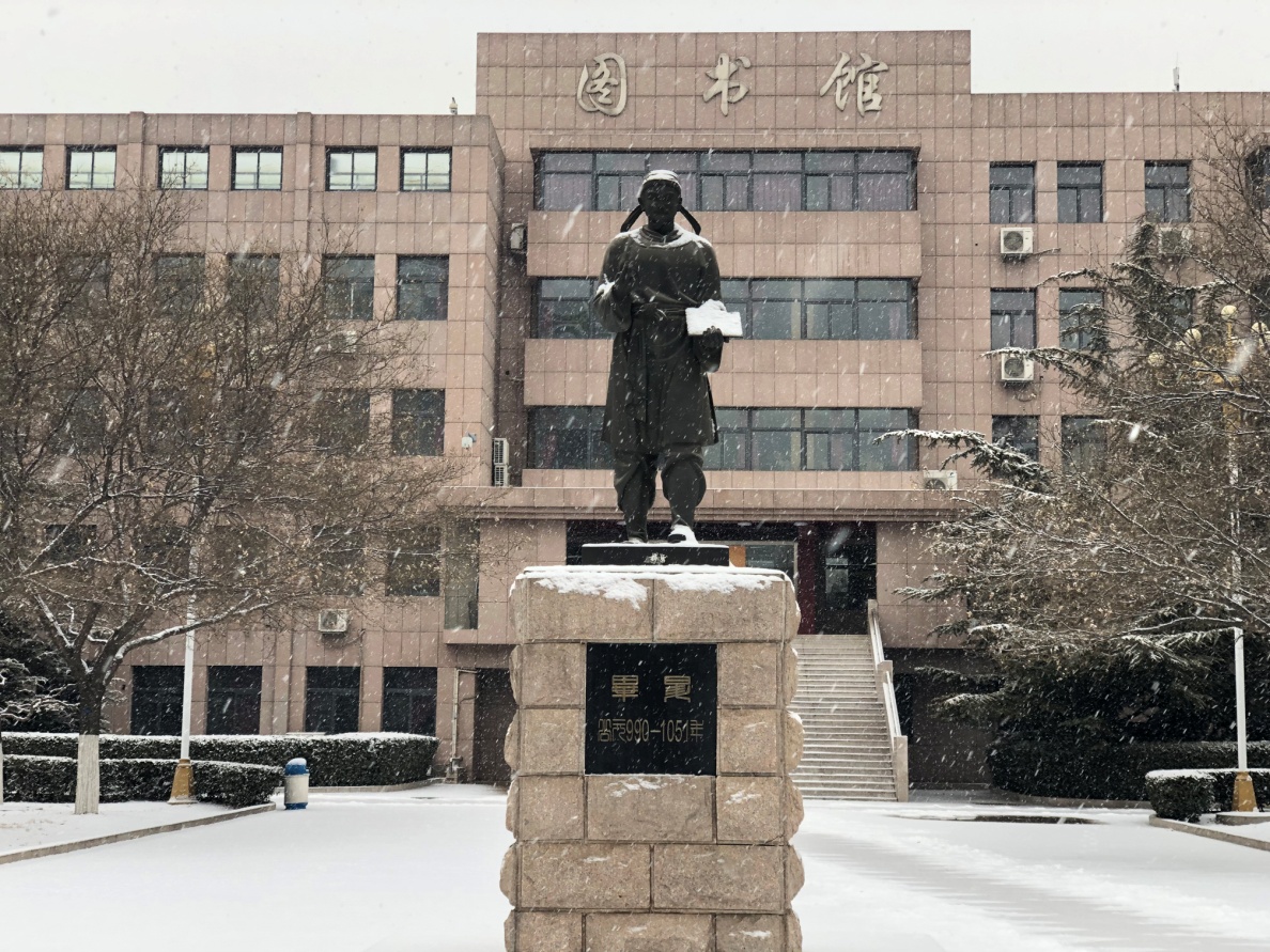 图书馆雕塑.jpg