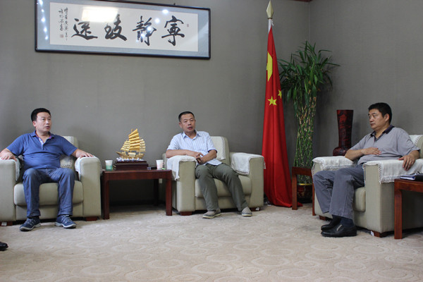 校领导吕晓军与荣军公司领导交流